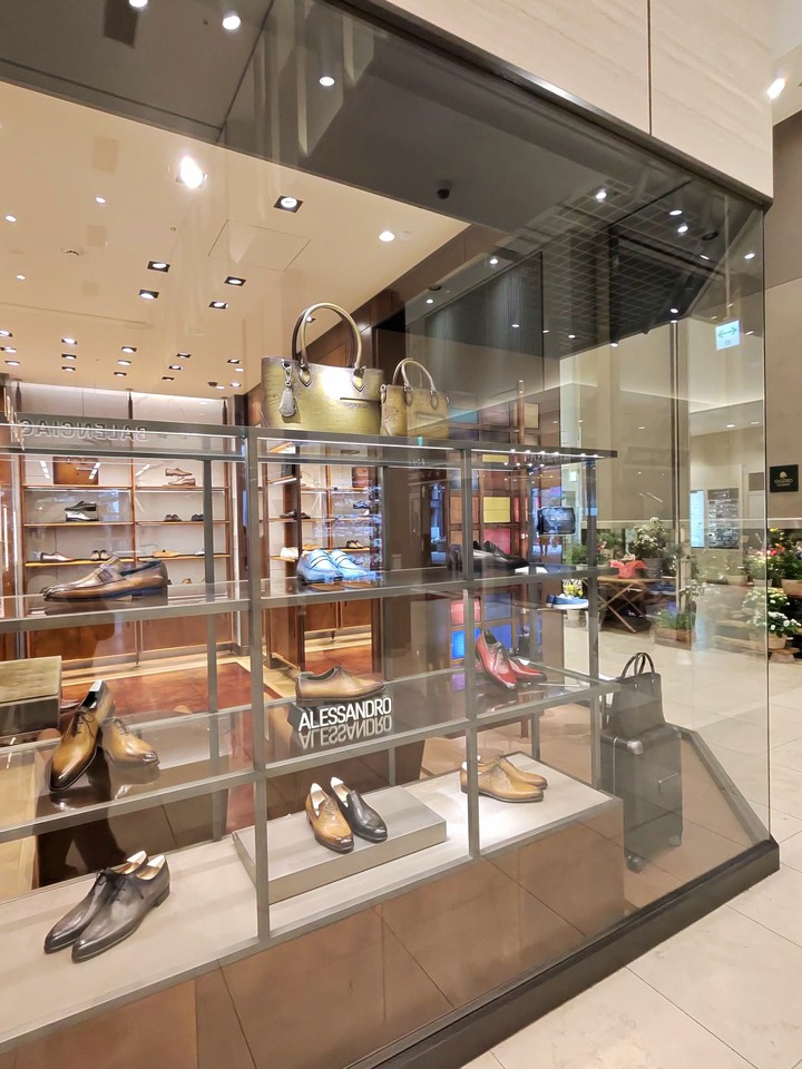 洗練されたインテリアと高級な革製品が並ぶ店内
