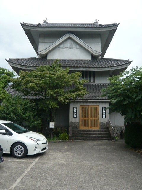 壮大な建物の陶芸会館です。定期的に陶芸教室も開かれています。