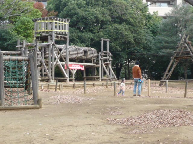 噴水の東側には、スロープを利用した野外の遊具があります。