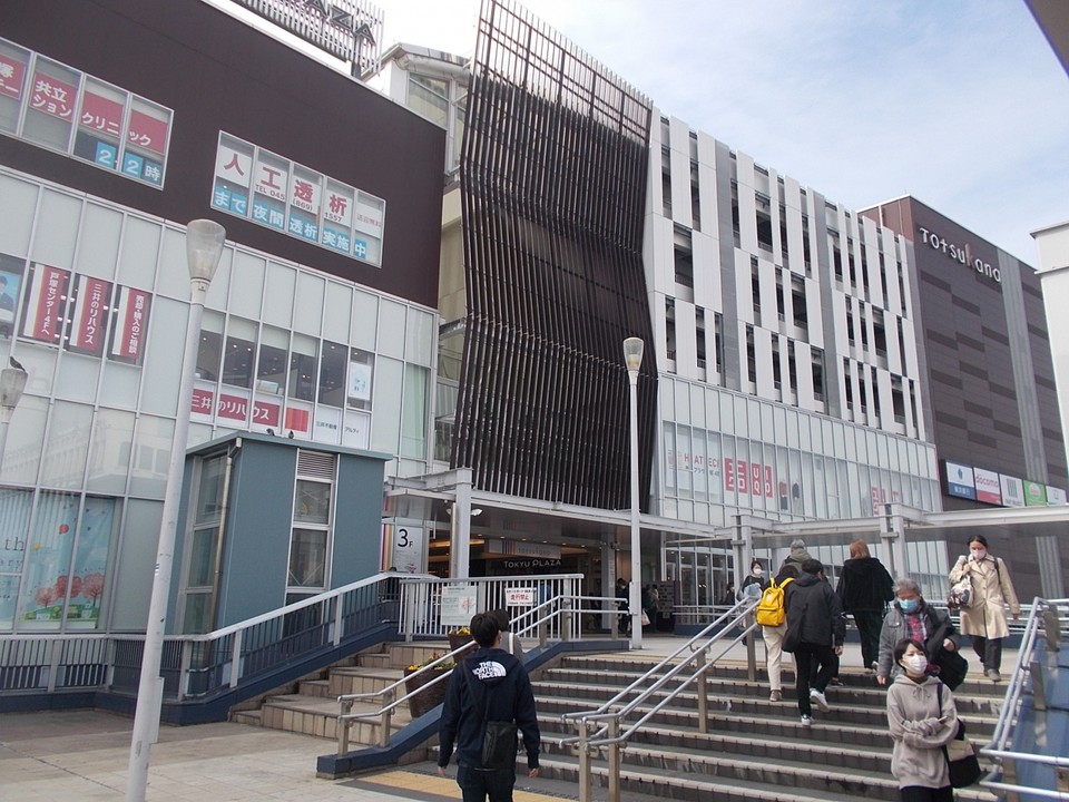 戸塚駅と高架でつながっています。