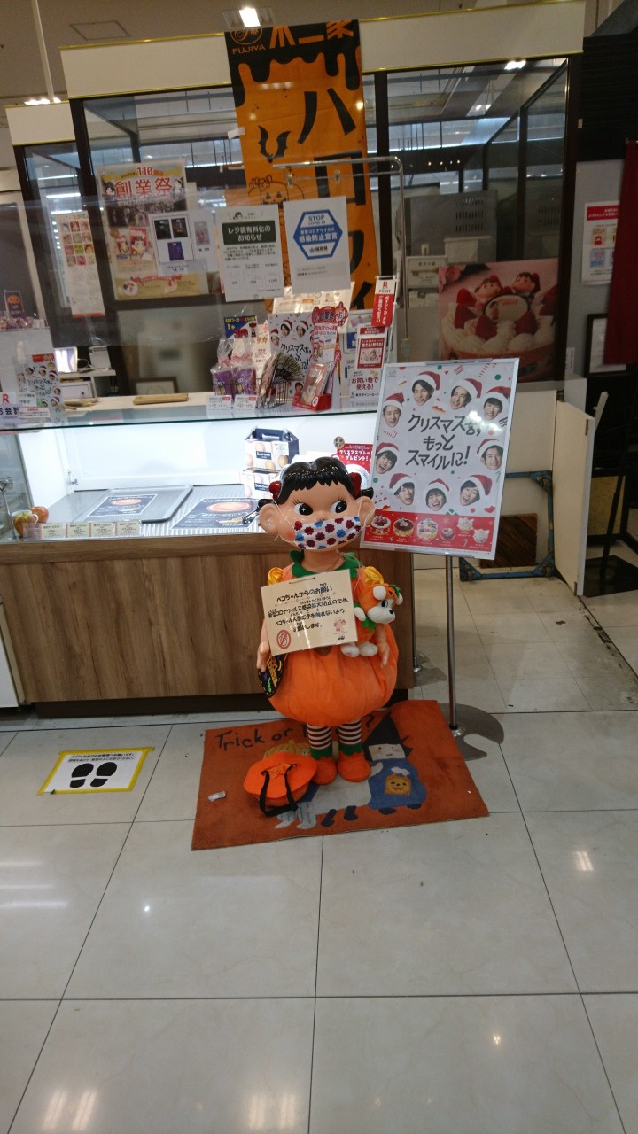 売場のペコちゃんもマスク