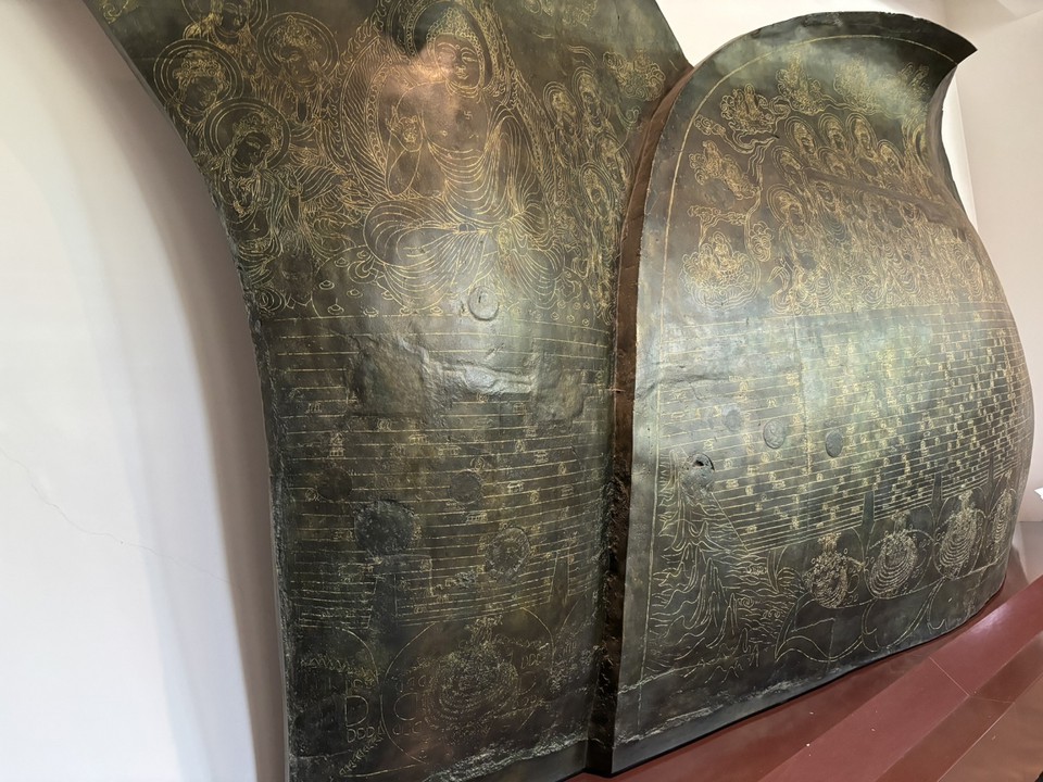 レプリカの大仏漣弁の線刻、館内にあります。