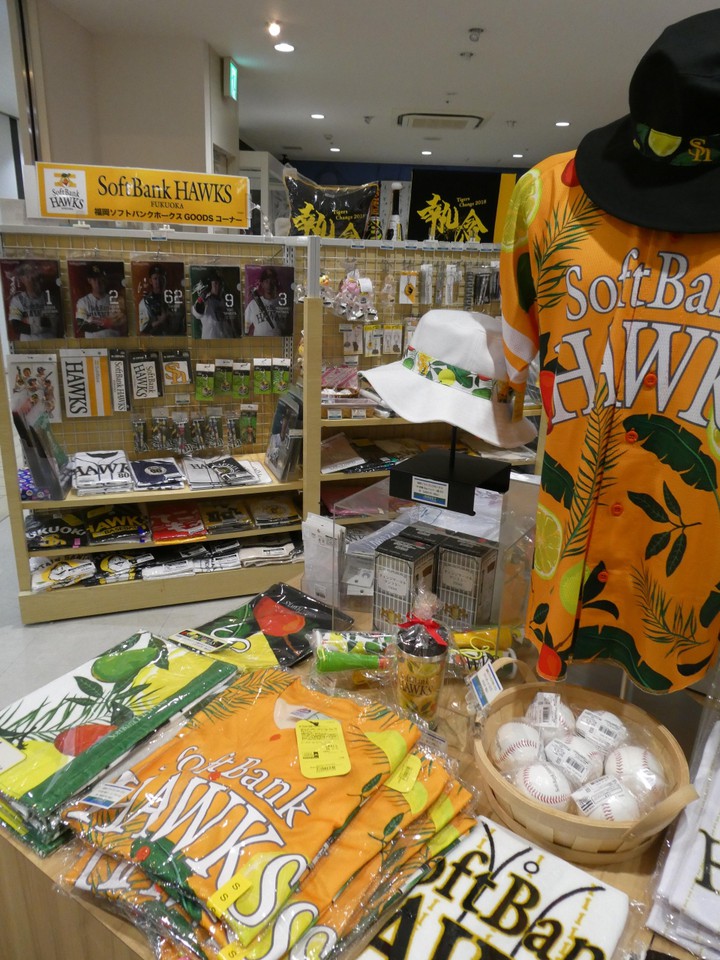 店内には各種スポーツグッツが・・・