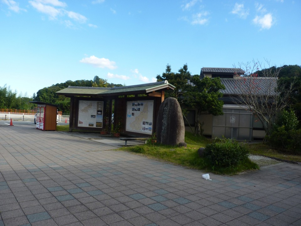 駐車場も広く案内板も建つ