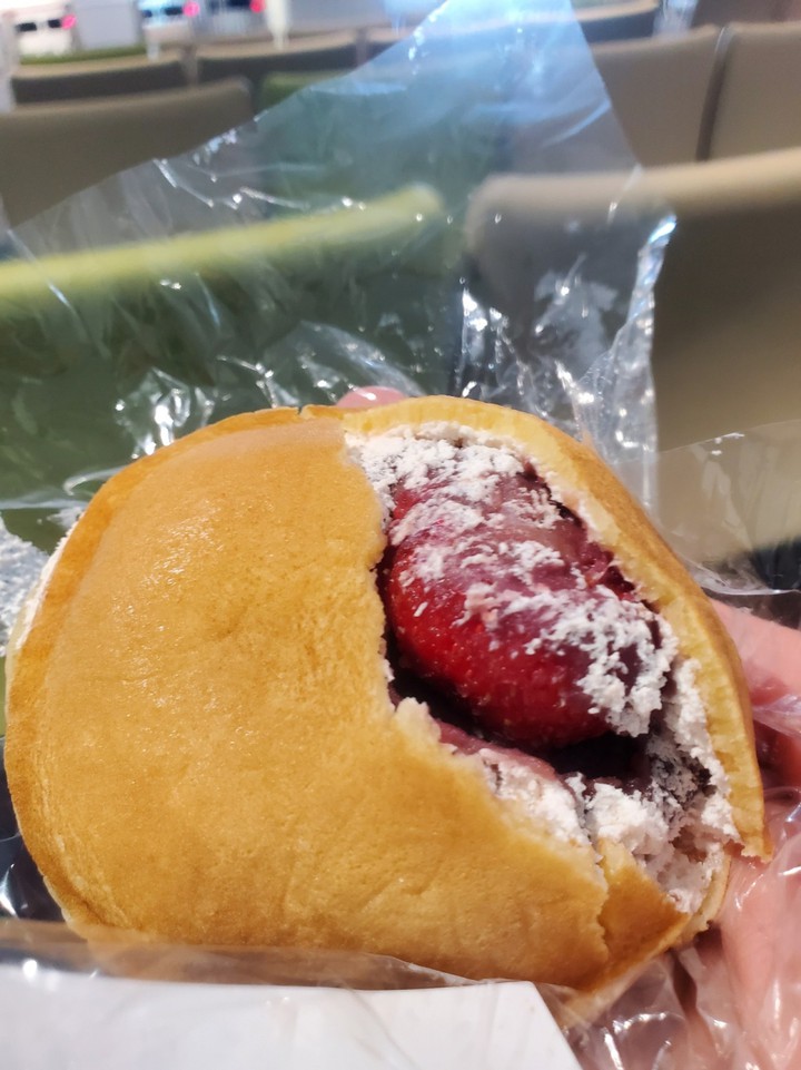 中にはあまおう苺がまるごと1個入っています。