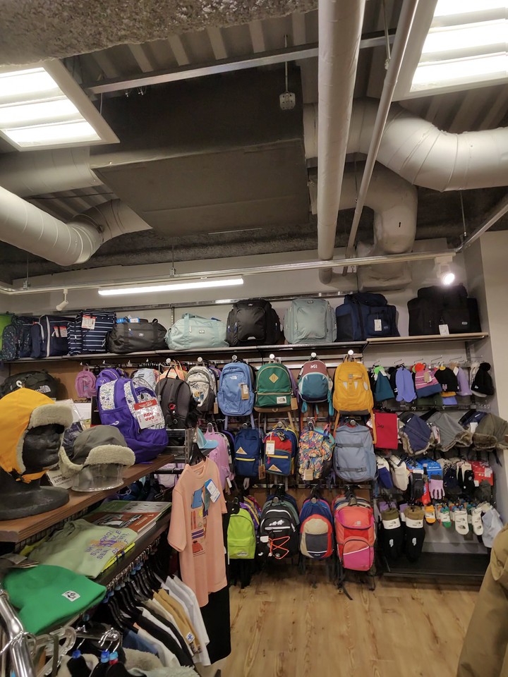 L-Breathの店内の様子。多種多様なアウトドア用品がディスプレイされている