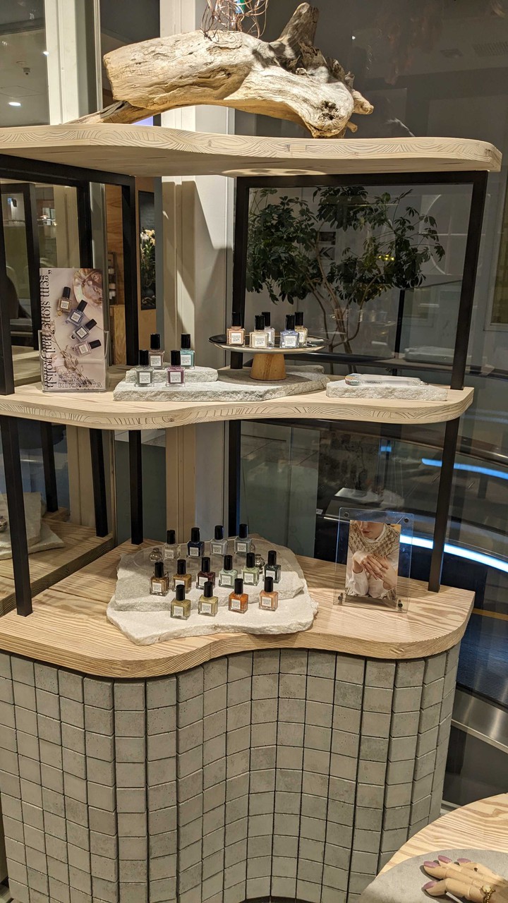 キナリヤの店内には、ネイルポリッシュとアクセサリーが美しく展示されています。