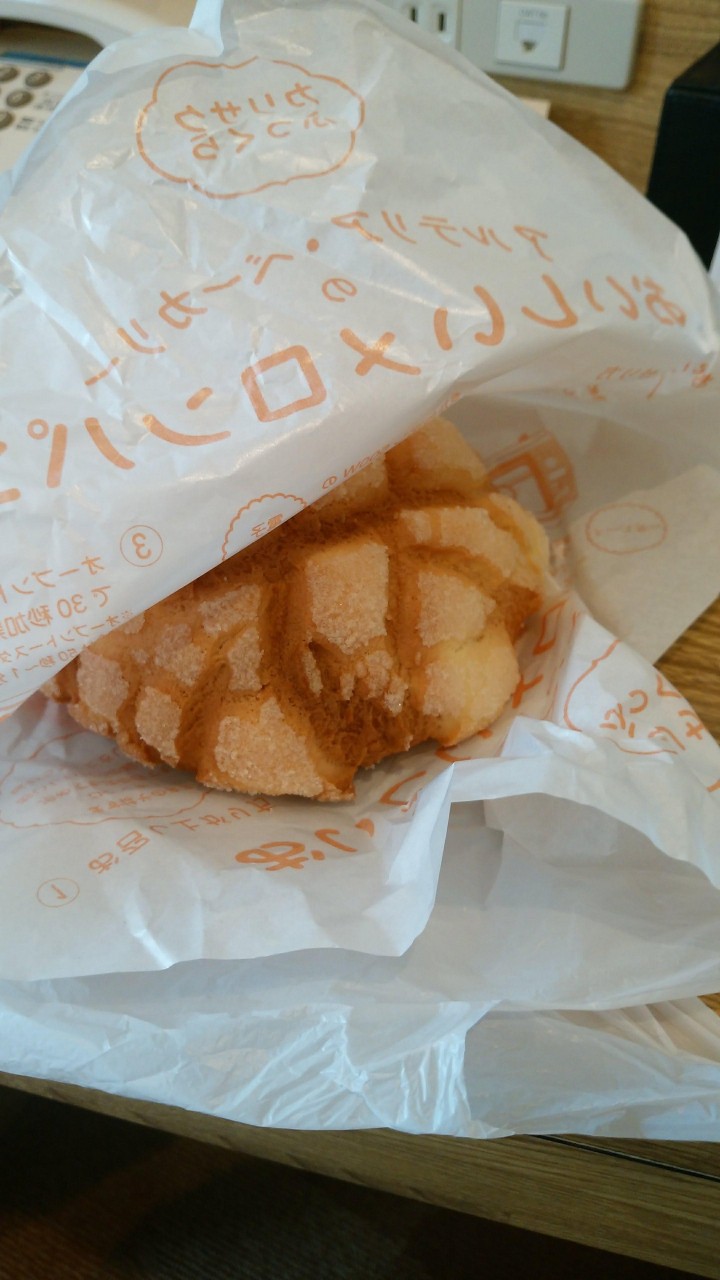 ホテルでひとりメロンパンですー