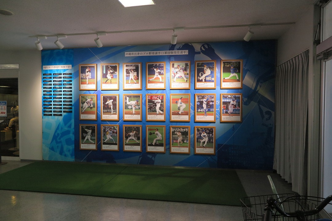 玄関入ると右手に現役プロ野球選手の写真とOB名簿