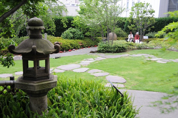 日本庭園を思わせる屋上庭園でのんびり