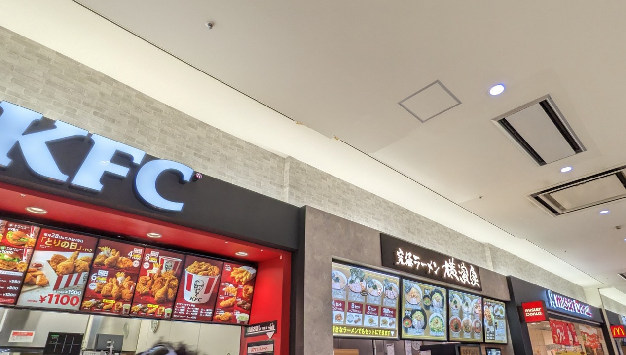 ファーストフードなどのお店が多いフードコート
