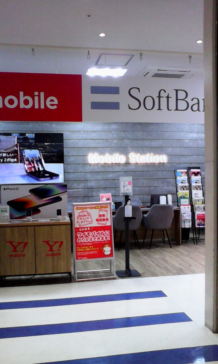 個人テナントの代わりに携帯ショップなど大手チェーンが入り便利