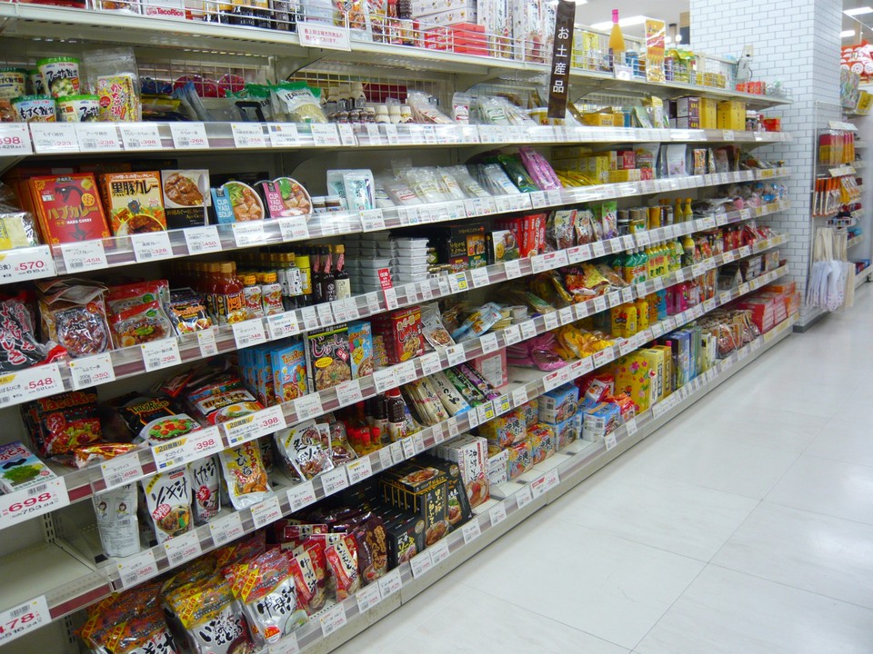 インスタント食品がいっぱい並んでます