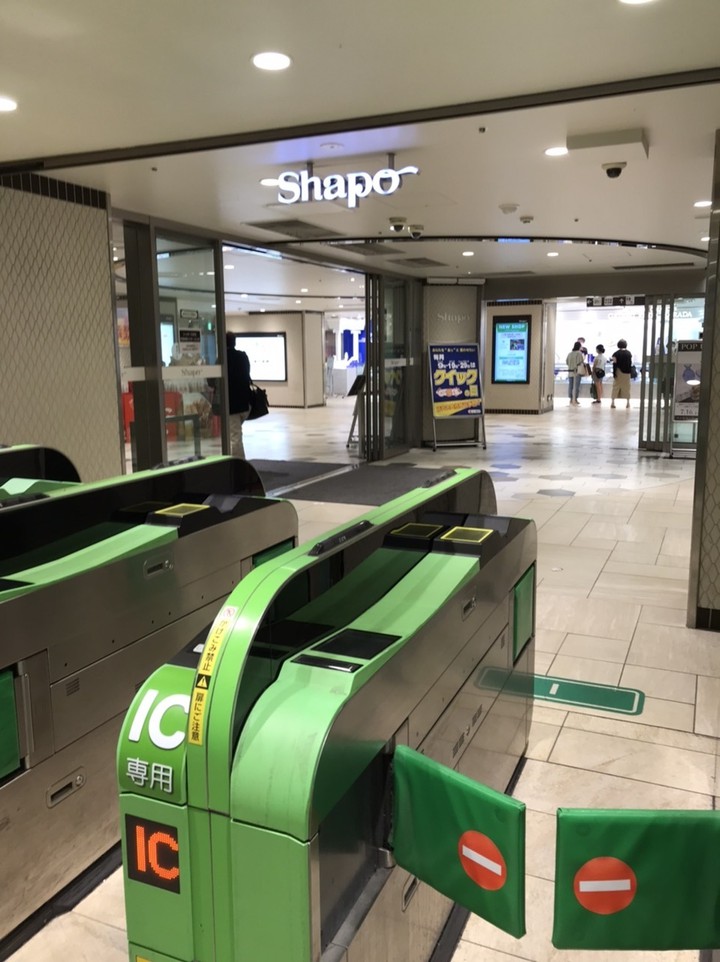 小さい方の改札。でたら店内。