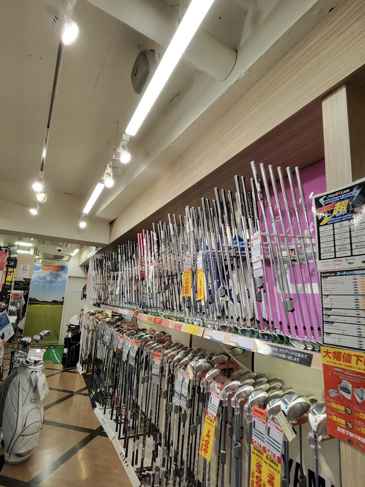 Victoria Golfの店舗の店内のゴルフ商品