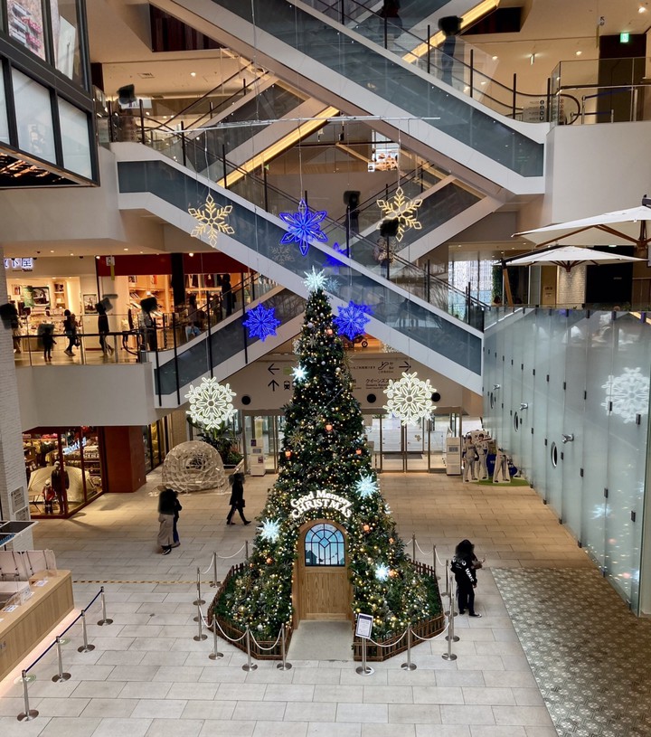 吹き抜けエリアのクリスマスツリー