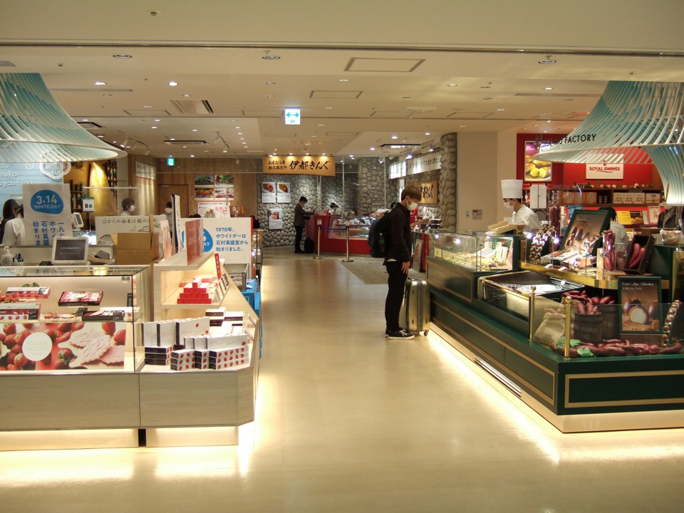 ＳＷＥＥＴＳ　ＨＡＬＬの奥にあります