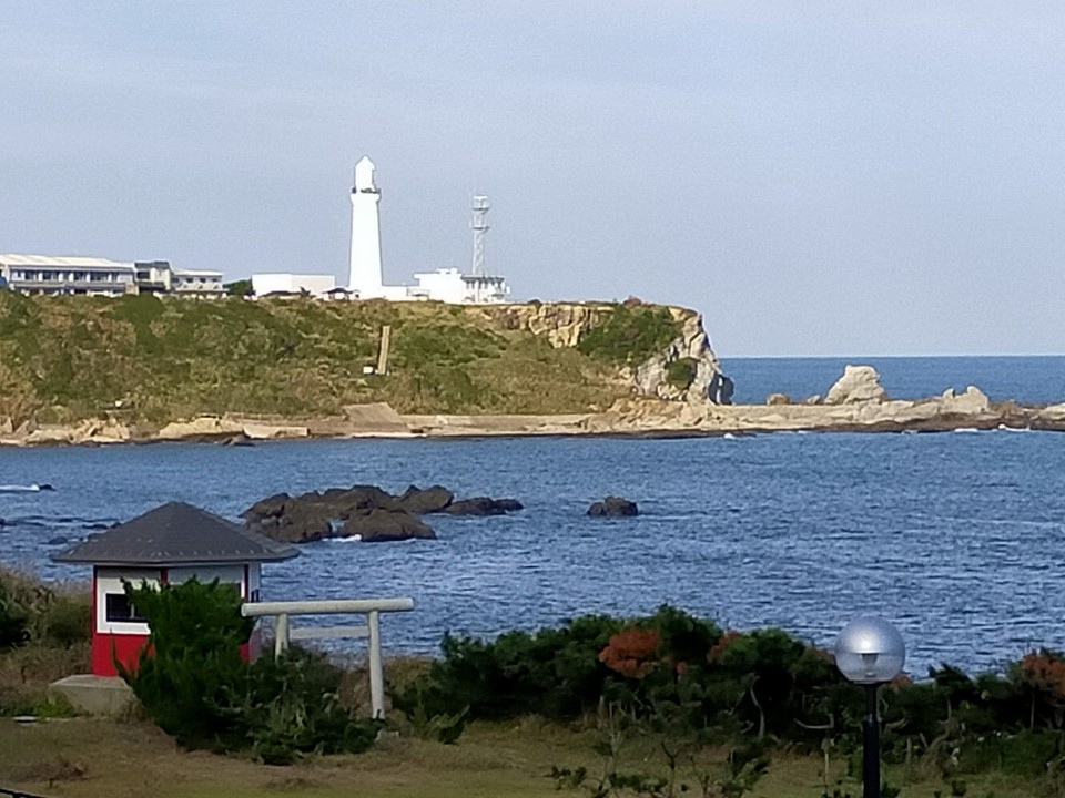 遠くに灯台を望めます