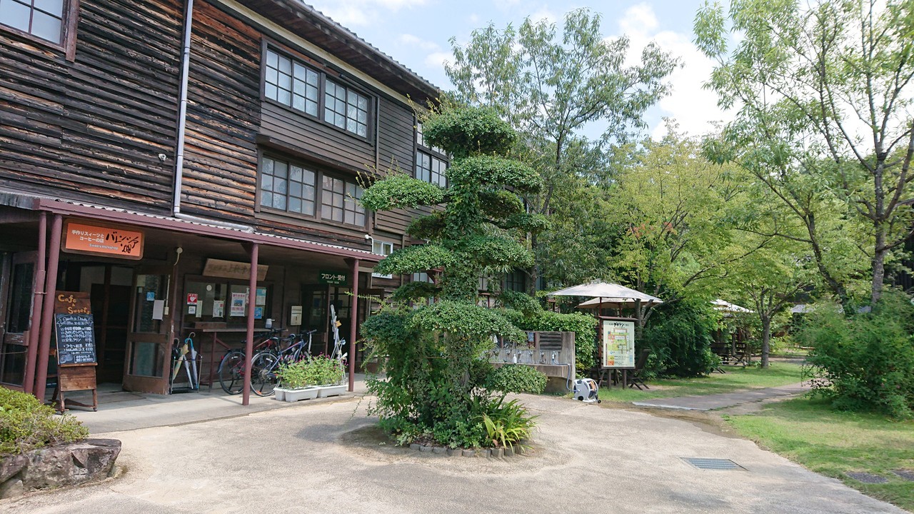 中庭の様子です、右側がみかん畑レストラン