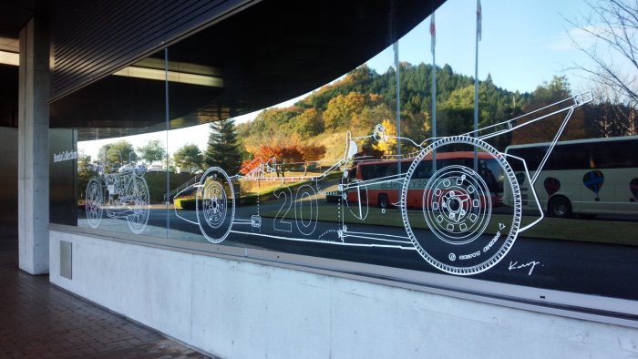 建物に向かって入口の右側のガラスに描いてあるマシン