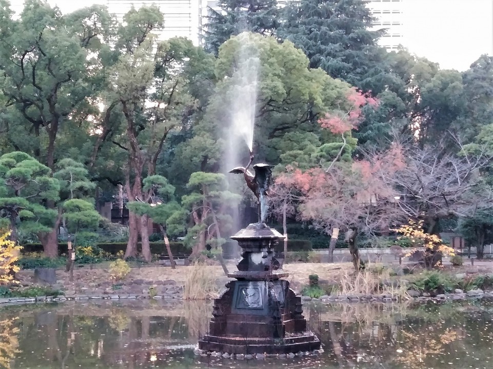 冬の天気予報やニュースで凍った「ツルの噴水」が出ます