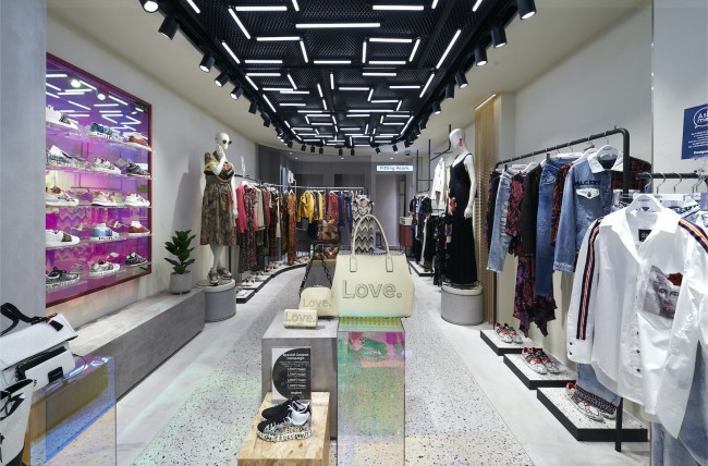 デシグアル東京銀座中央通りの2階店内