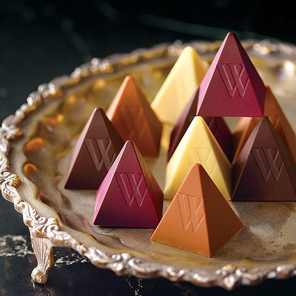 高級チョコレートが並んでいるの画像。