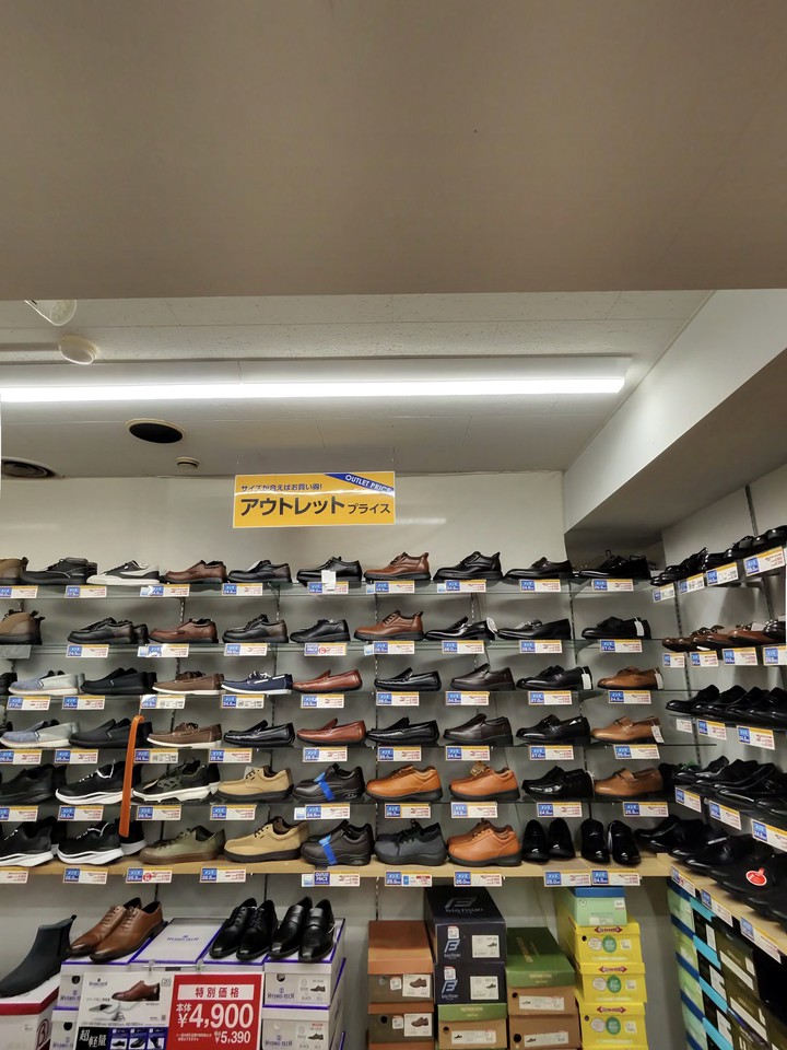 東京靴流通センターの店内の靴