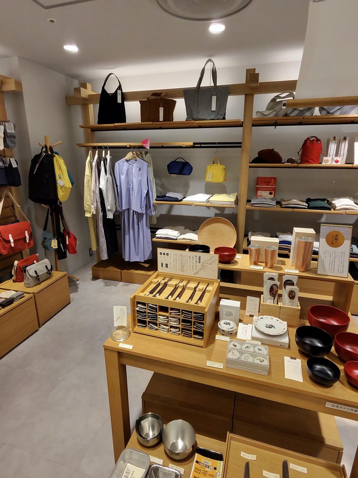 中川政七商店の店舗の棚