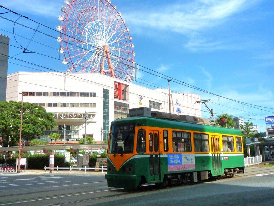 駅前を走る市電