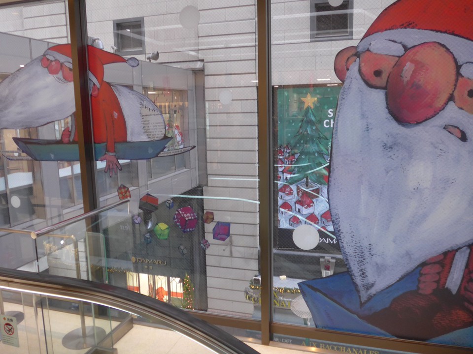 クリスマスの演出が店内随所に
