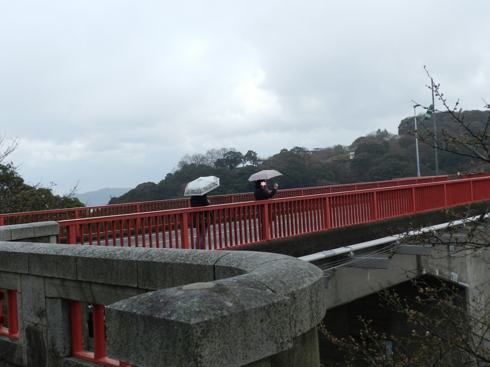 西海橋を歩いて渡ることもできます