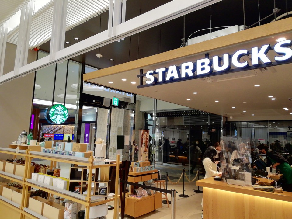 百番街１階の目立ったところにスタバがある