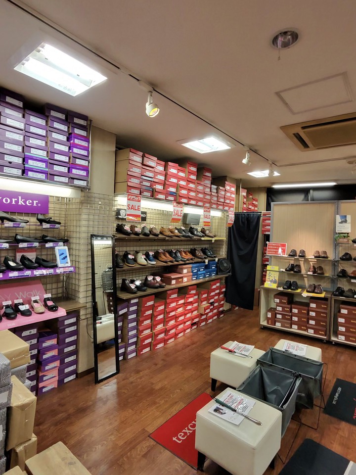 すずちゅうの店内の靴売り場