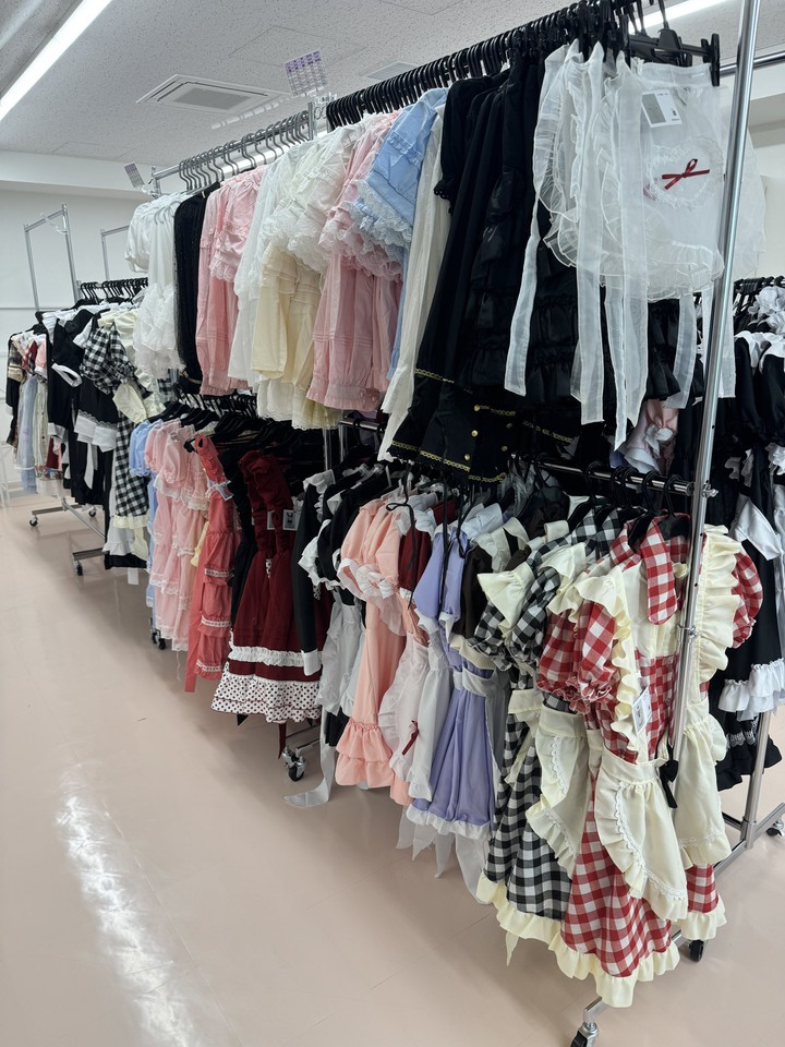 エスパシオ秋葉原ゴスロリ・メイド服専門店にディスプレイされている服