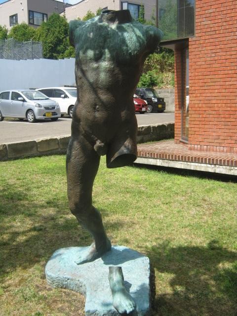別館の庭にある作品はいつでも鑑賞できます