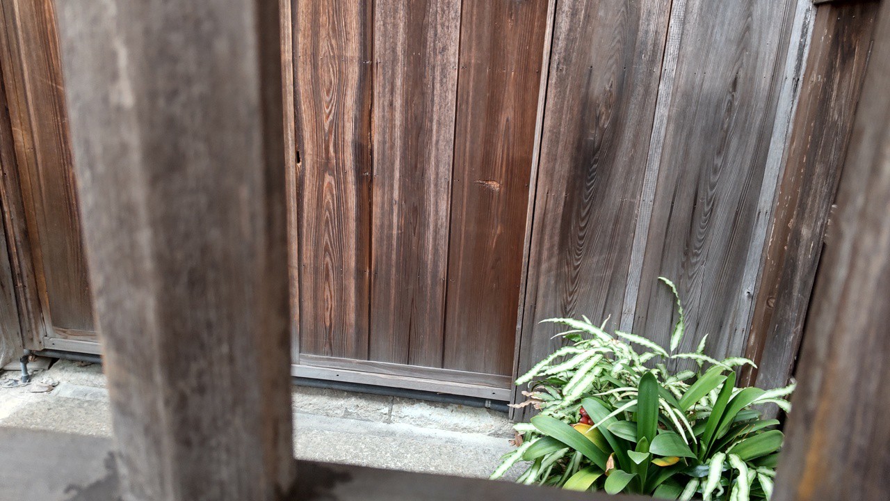 玄関にも雨戸が立っていました！