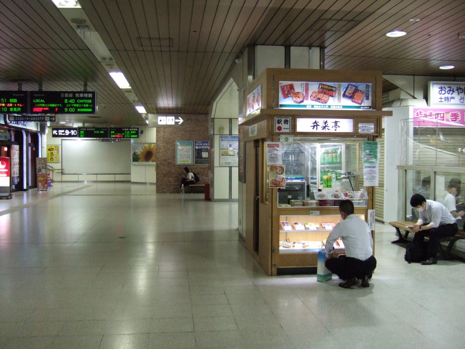 改札内のお店は朝から営業しています