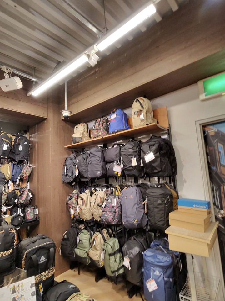 L-Breathの店内の様子。多種多様なアウトドア用品がディスプレイされている