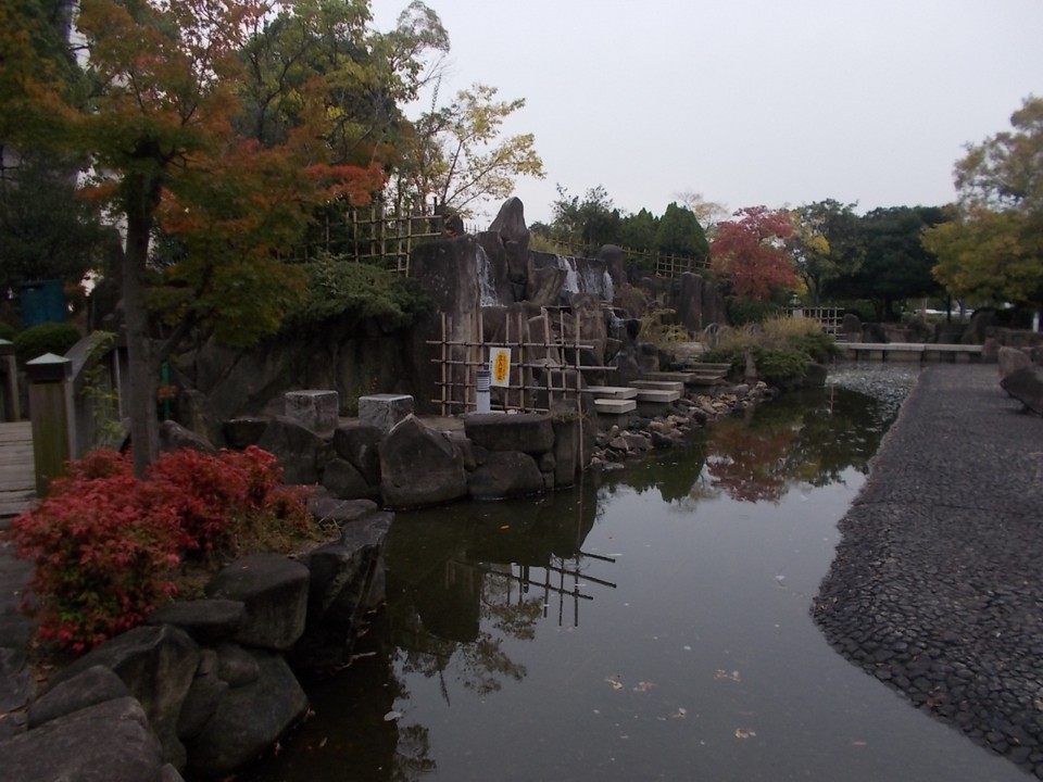 日本庭園風の人工滝