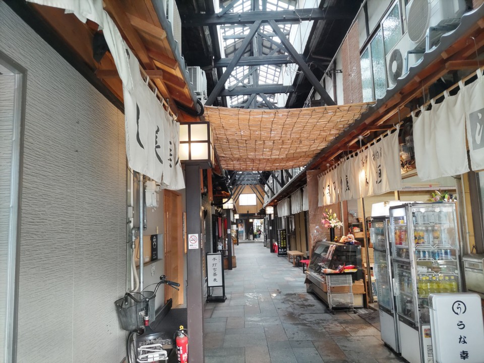 ストリートから西に数100ｍ外れると、昔ながらの居酒屋がある