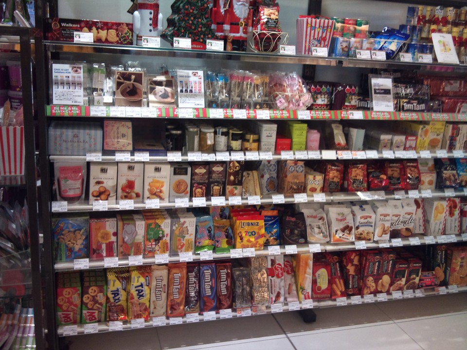 豪州のTim Tam他、美味しい海外のお菓子が並んでいます