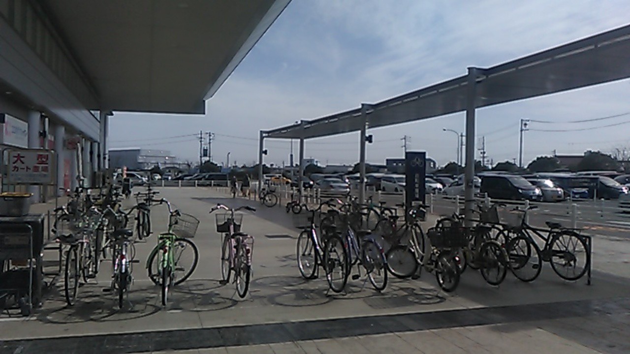 駐輪場やバス停付近の風情が昔の名残を感じます