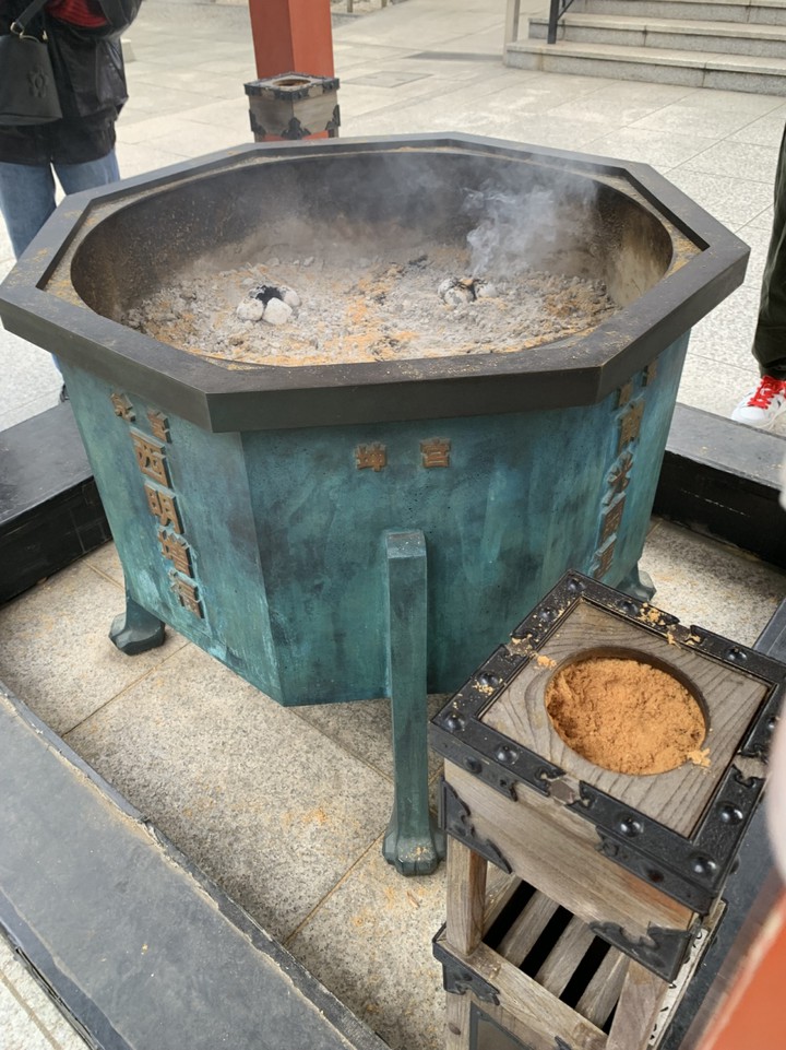 拝殿前にある常香炉