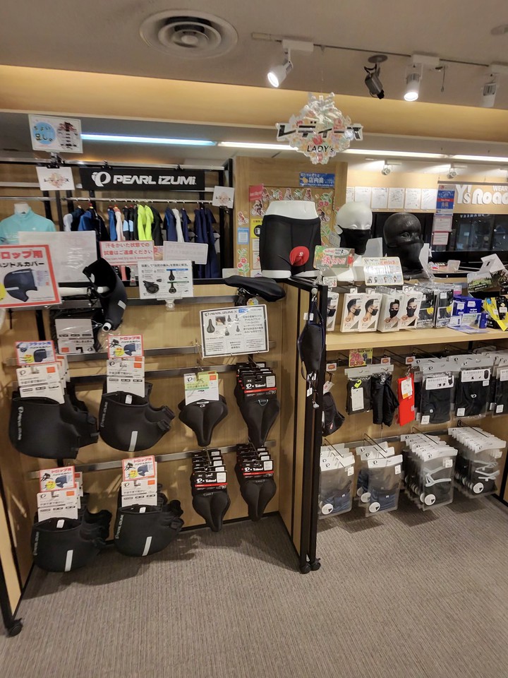 Y'sRoadの店内の商品棚
