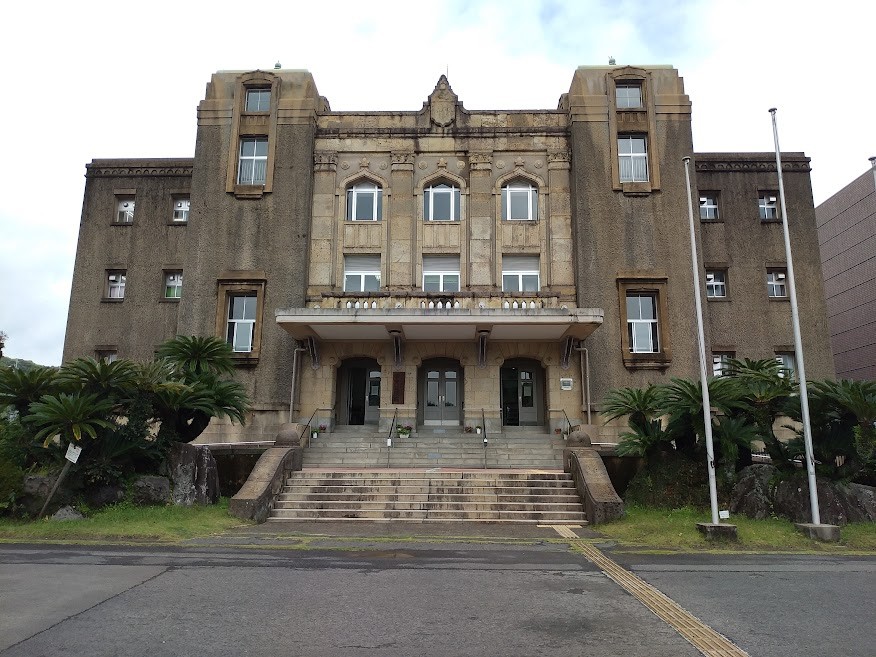 重厚な建物