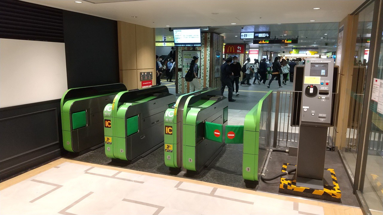 JR本八幡駅シャポー専用改札