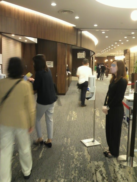 サンシャイン劇場に入場している様子です。混んでいる感じです。