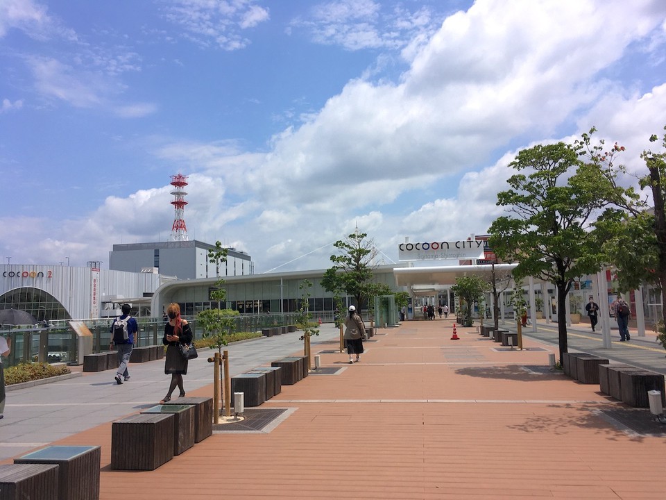 駅と1号館を繋ぐデッキ
