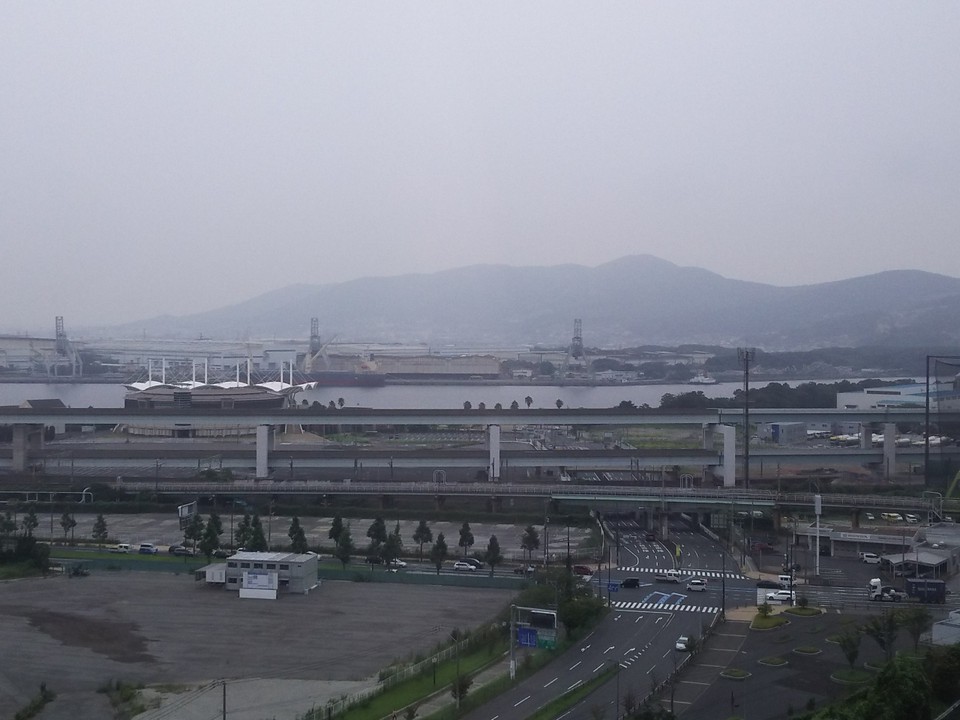 左にJRスペースワールド駅が見える。